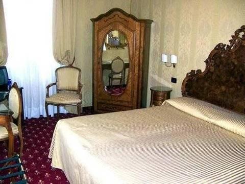 戈里齐亚A La Valigia 3*